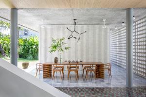 a dining room with a table and chairs at caSabama in Keramas