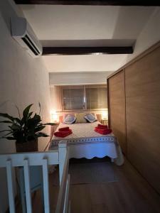 a small bedroom with a bed in a room at Bel appartement T2 avec jardin indépendant in Pérols