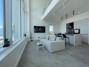 Μια τηλεόραση ή/και κέντρο ψυχαγωγίας στο The Cube Luxury Experience, Boka Bay View, Tivat Kotor Bay, Duplex Pool & Terrace