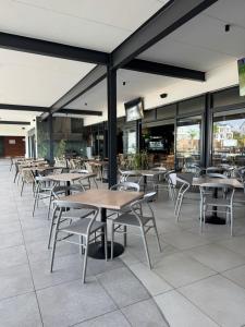 Εστιατόριο ή άλλο μέρος για φαγητό στο Penthouse On Tropical - The Blyde