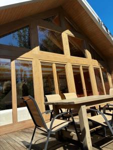 a table and chairs on the front of a house at Pomale Vendégház in Révfülöp