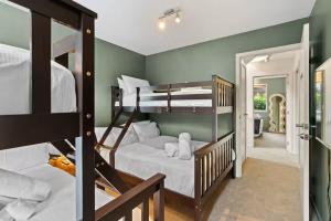 Ένα ή περισσότερα κρεβάτια σε δωμάτιο στο Luxury Lakeview Retreat
