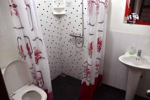 Koupelna v ubytování Casablanca Hostel Cali B&B + 34 fotografií