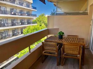 einen Tisch und Stühle auf dem Balkon eines Gebäudes in der Unterkunft Esperanza Grand Apartments - Marbella Centro in Marbella