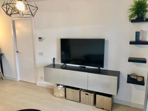 ein Wohnzimmer mit einem Flachbildfernseher an der Wand in der Unterkunft Esperanza Grand Apartments - Marbella Centro in Marbella