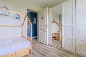 イルキルシュ・グラフェンスタデンにあるLe Nid Azurのベッドルーム1室(二段ベッド1組付)、廊下が備わります。