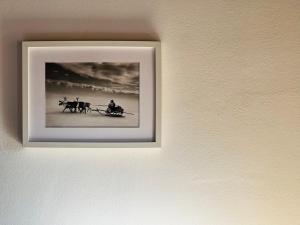 a picture of a horse drawn carriage on a wall at Appartamento Piazza Castello in Campogalliano