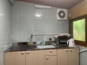 Η κουζίνα ή μικρή κουζίνα στο ゲストハウス こごみ庵