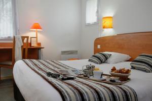 Postel nebo postele na pokoji v ubytování Hôtel Novalis Quimperlé