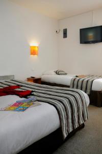 Postel nebo postele na pokoji v ubytování Hôtel Novalis Quimperlé