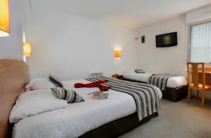 Postel nebo postele na pokoji v ubytování Hôtel Novalis Quimperlé