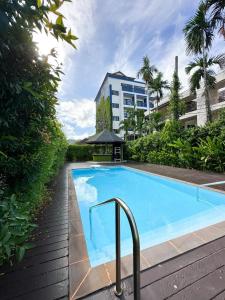 uma grande piscina azul em frente a um prédio em Spice & Sea Resort em Kata Beach mais 13 fotografias