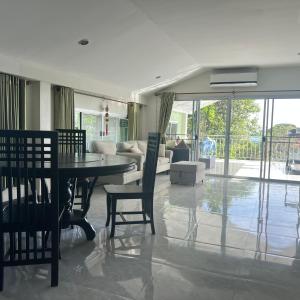 メナムにあるGreen orchid Apartmentのダイニングルーム(テーブル、椅子付)、リビングルーム