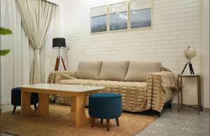 Χώρος καθιστικού στο COSY 1BHK With Pool and WiFi Near Beach