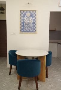 Χώρος καθιστικού στο COSY 1BHK With Pool and WiFi Near Beach