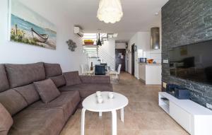 una sala de estar con un sofá y una mesa en Amazing Home In Torrox Costa, en Torrox Costa