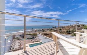 un balcón con vista a la playa en Amazing Home In Torrox Costa, en Torrox Costa 23 fotos más