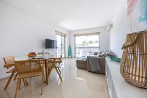 a kitchen and living room with a table and chairs at Casa A in Olhos de Água