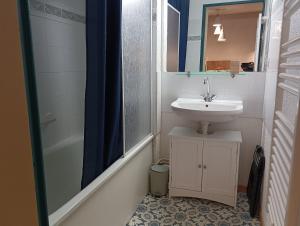 Ένα μπάνιο στο Appartement T2, 20m des Pistes, En Relooking