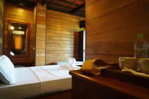 Кровать или кровати в номере Green Earth Resort