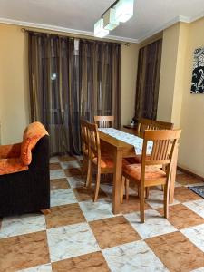 a dining room with a table and chairs at Playa Golf II Campoamor in Los Dolses