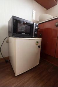 a microwave sitting on top of a refrigerator at 죽도시장인근 오피스텔1 in Pohang
