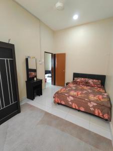 Ένα ή περισσότερα κρεβάτια σε δωμάτιο στο Safiyya Homestay