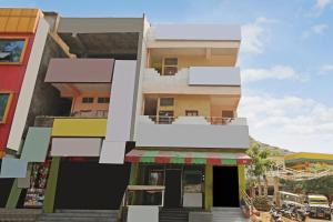 una rappresentazione di un edificio in una città di SPOT ON Sitara Grand Lodge a Warangal