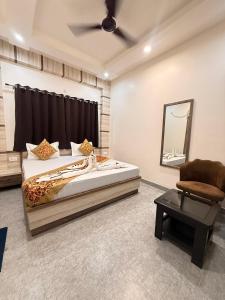 Ένα ή περισσότερα κρεβάτια σε δωμάτιο στο Rudra Ganga Atithi Hotel