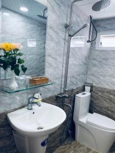 un bagno con wc, lavandino e doccia di August Inn Da Lat a Da Lat