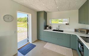 Kuchyň nebo kuchyňský kout v ubytování 3 Bedroom Amazing Home In Væggerløse