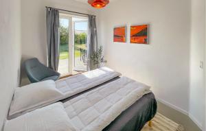 Postel nebo postele na pokoji v ubytování 3 Bedroom Amazing Home In Væggerløse + 7 fotografií
