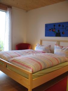 A bed or beds in a room at B&B Sunnesite Pratteln