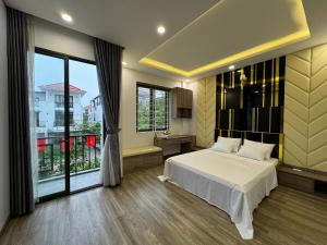 ein Schlafzimmer mit einem Bett und einem großen Fenster in der Unterkunft Bliss Homestay Huế in Thôn Lại Thê