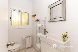 ein weißes Badezimmer mit Waschbecken und Spiegel in der Unterkunft Casa Sian Retreat near Sitges in Olivella + 34 Fotos