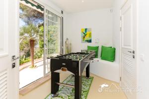 eine Küche mit einem Herd und einem Fenster in der Unterkunft Casa Sian Retreat near Sitges in Olivella