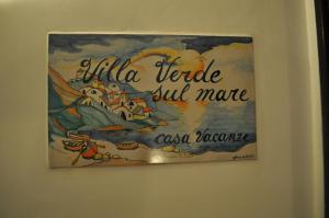 ヴィエトリにあるvilla verde sul mareの壁面に浮かぶ海賊船の絵