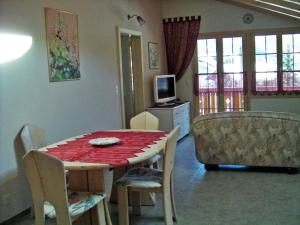 uma sala de jantar com uma mesa e um sofá em Chalet Morgenstern em Sankt Stephan