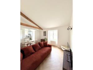 a living room with a brown couch and a table at Les Hauteurs de La Libération- Poitiers in Poitiers