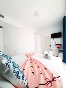 une chambre avec un lit avec une couverture rose dans l'établissement Tasos - Rooms with see View, à Eforie Nord