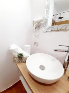 une salle de bain avec des toilettes blanches et un lavabo dans l'établissement Tasos - Rooms with see View, à Eforie Nord 11 autres photos