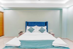 Un dormitorio con una cama grande con cabecero azul. en Rohaan Elite stays by UPAR, en Chennai