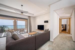 ein Wohnzimmer mit Sofa und Fernseher in der Unterkunft Radisson Residences Taghazout Bay in Agadir
