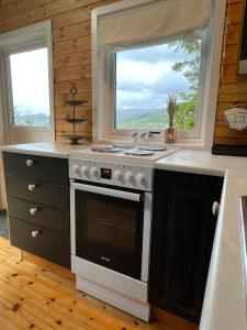 Dapur atau dapur kecil di Cabin with a view to water