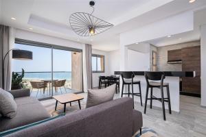 ein Wohnzimmer und eine Küche mit einer Couch und einem Tisch in der Unterkunft Radisson Residences Taghazout Bay in Agadir