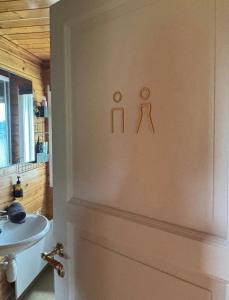 Gambar di galeri bagi Cabin with a view to water di Fitjar