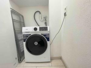 a washing machine in a room with a wall at MAX115 zentrale Monteurwohnung in Maxhütte-Haidhof