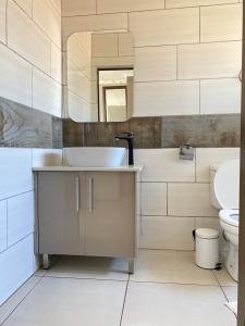 Ένα μπάνιο στο THABAKGOLO GUEST HOUSE +31 φωτογραφίες