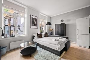 ein Schlafzimmer mit einem Bett und einem Glastisch in der Unterkunft Bergen Beds Apartments - A Front Row Experience in Bergen