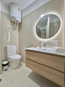 Un baño con inodoro, lavabo y espejo. en Maelsa, en Puerto de la Cruz 19 fotos más